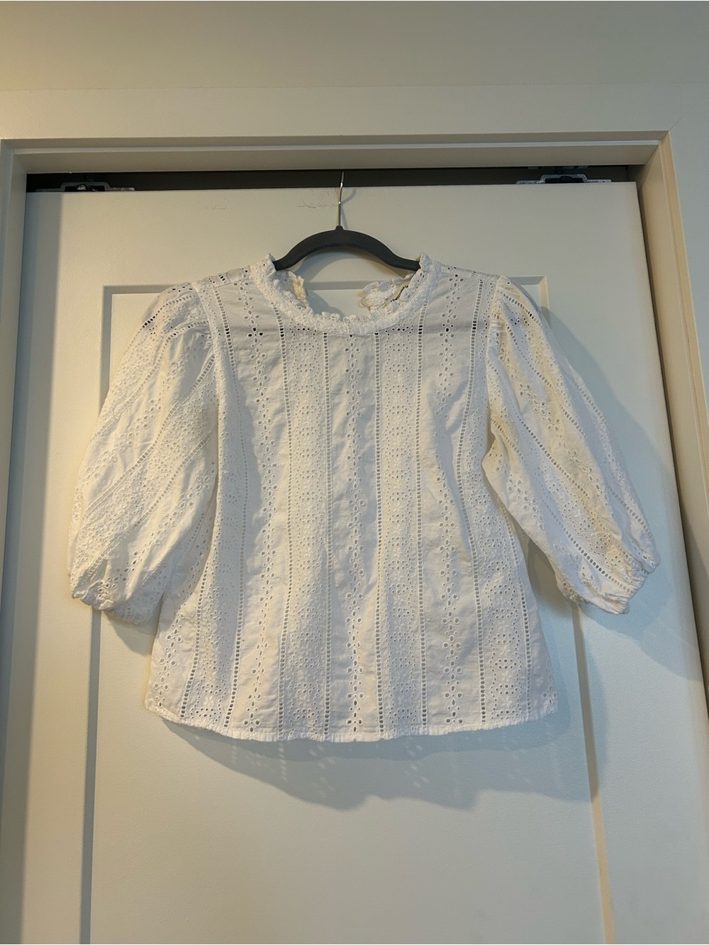 Abercrombie & Fitch White Eyelet Puff Sleeve Blouse